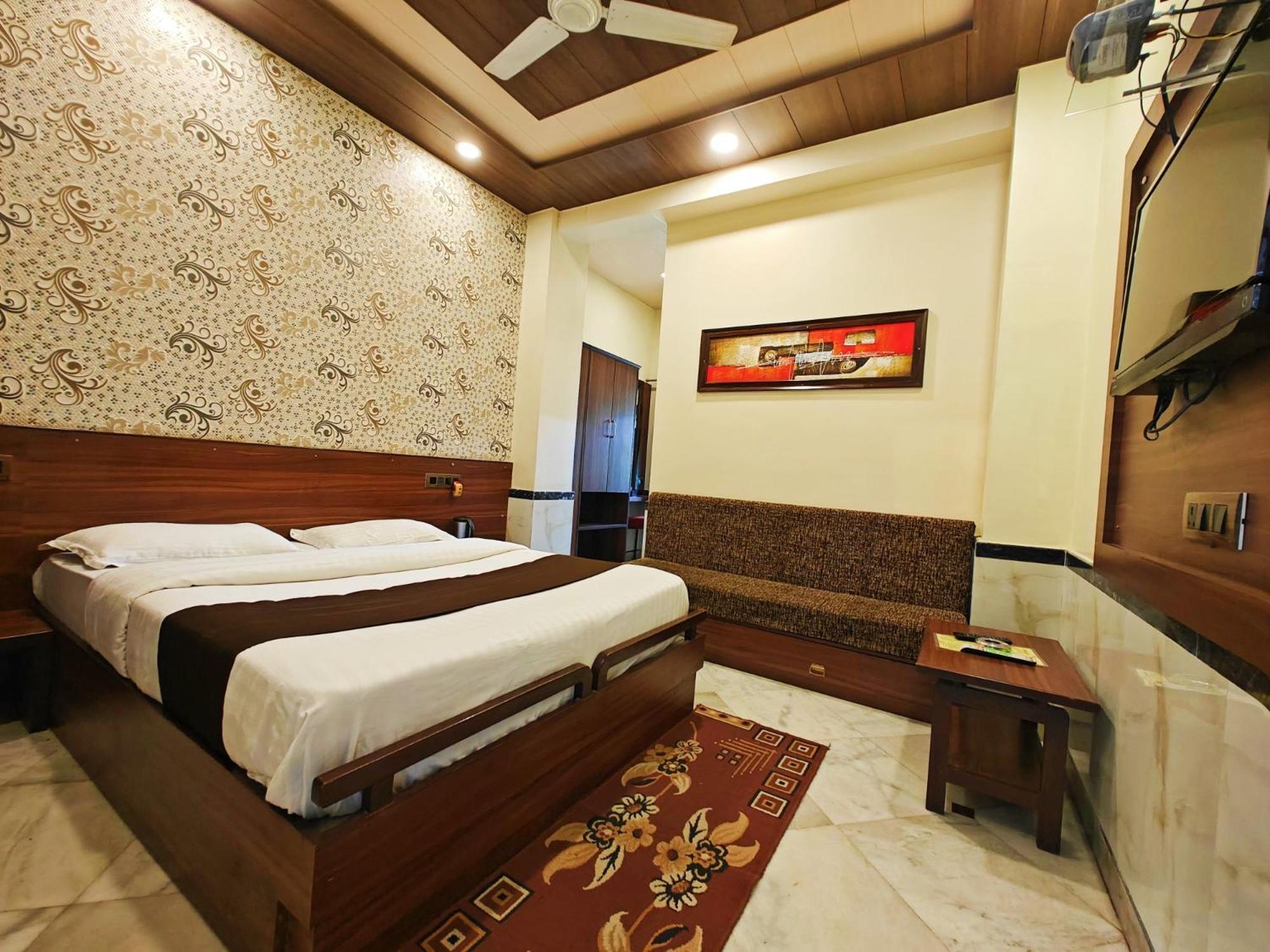Hotel Saraswati Ābu Exteriör bild
