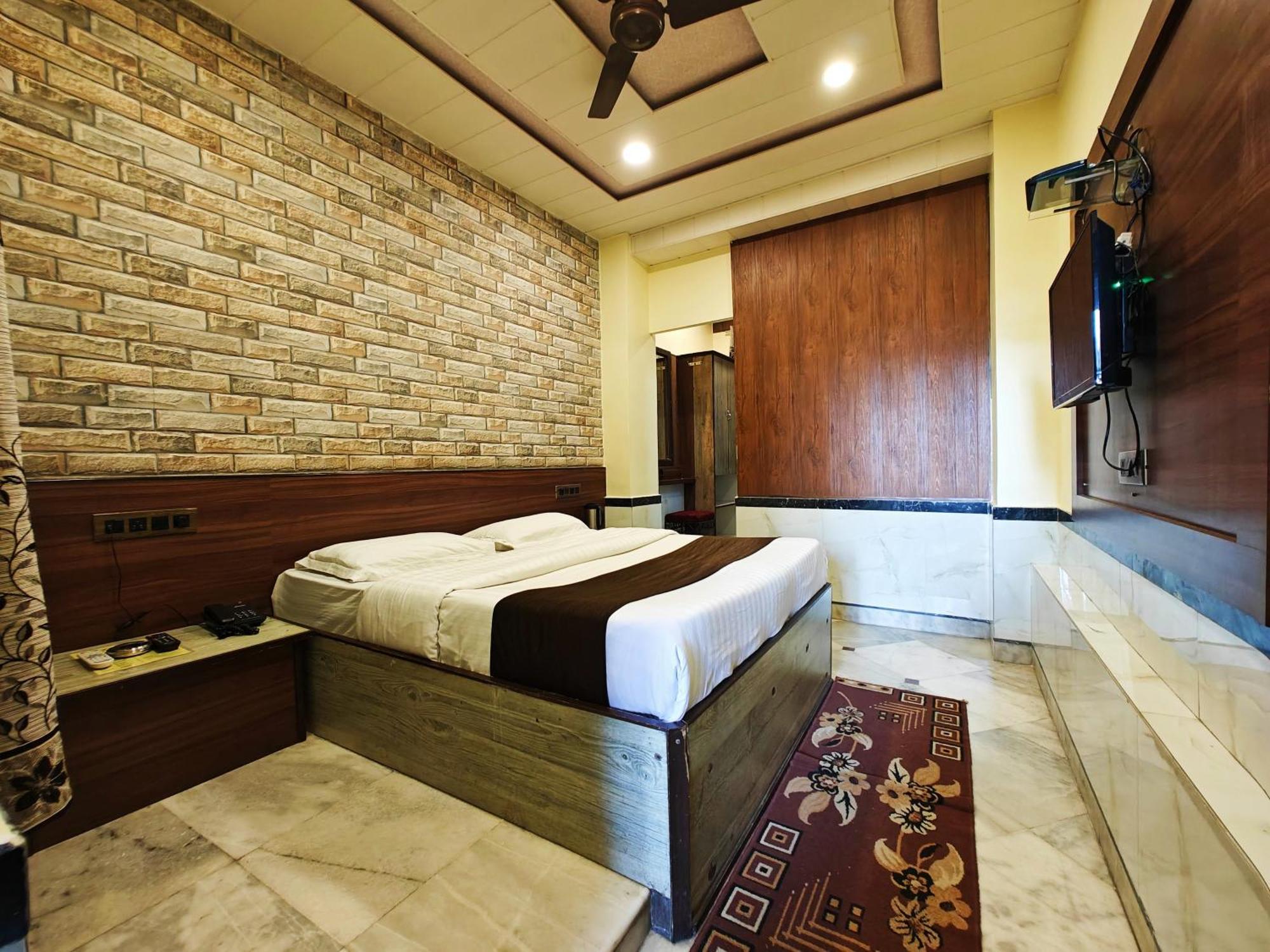 Hotel Saraswati Ābu Exteriör bild