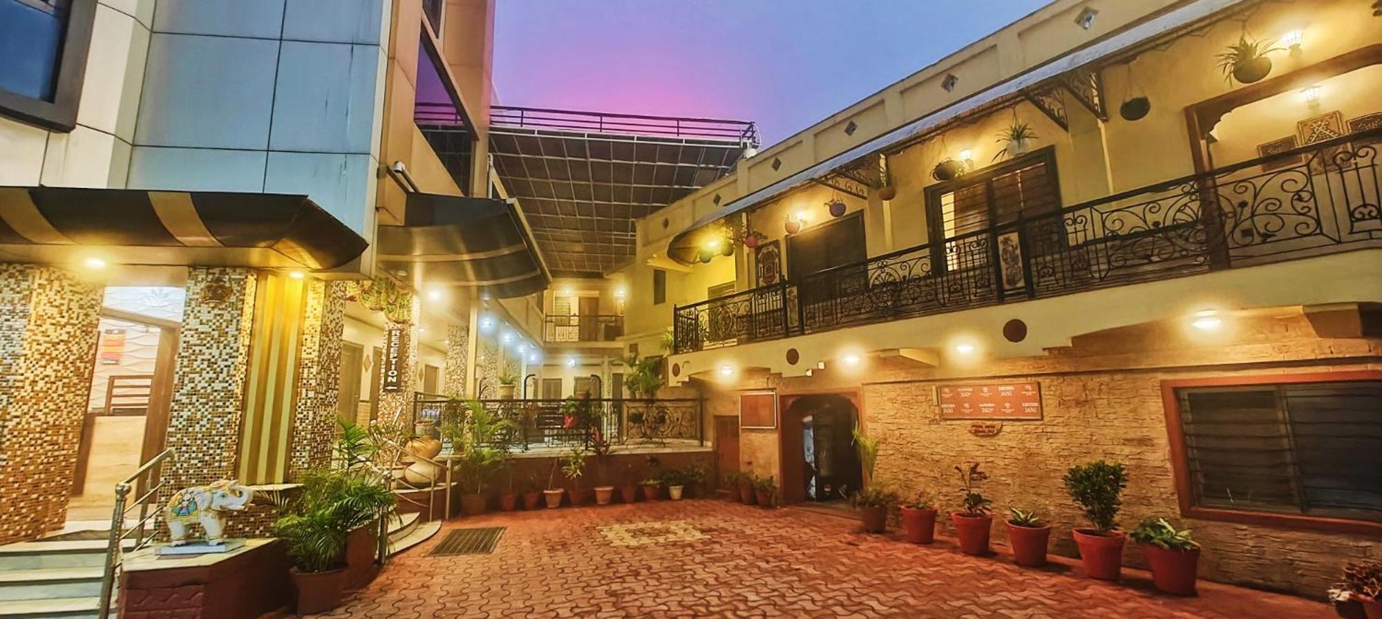 Hotel Saraswati Ābu Exteriör bild